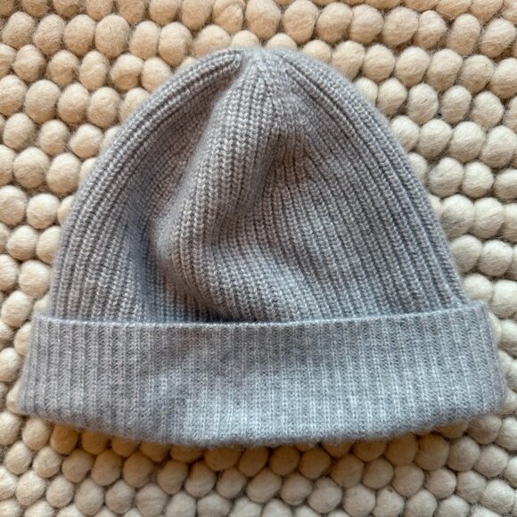 Aritzia Light Gray Ribbed Beanie - Picture 1 of 4
